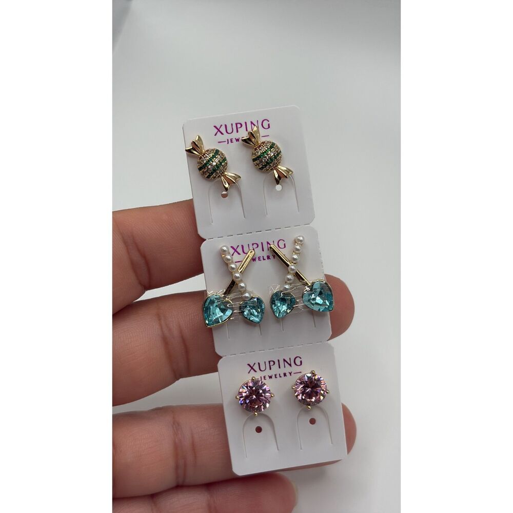tres pares de aretes chapados en oro